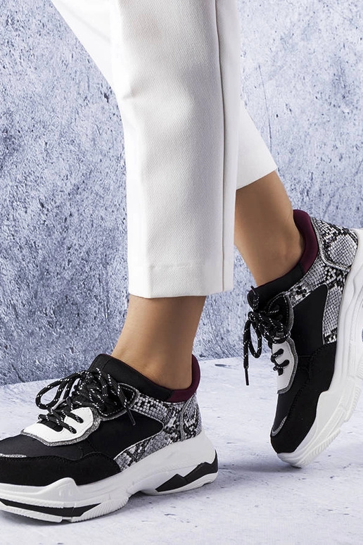 Sneakers nere decorate con inserti...