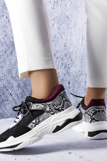 Sneakers nere decorate con... 2