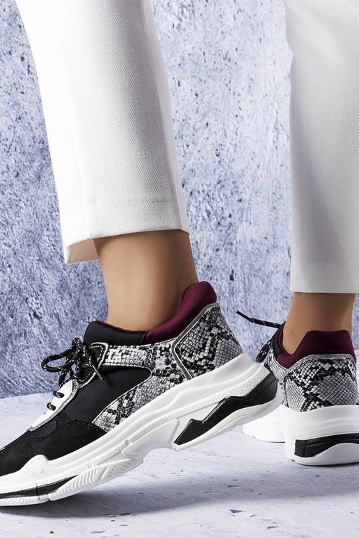 Sneakers nere decorate con inserti...