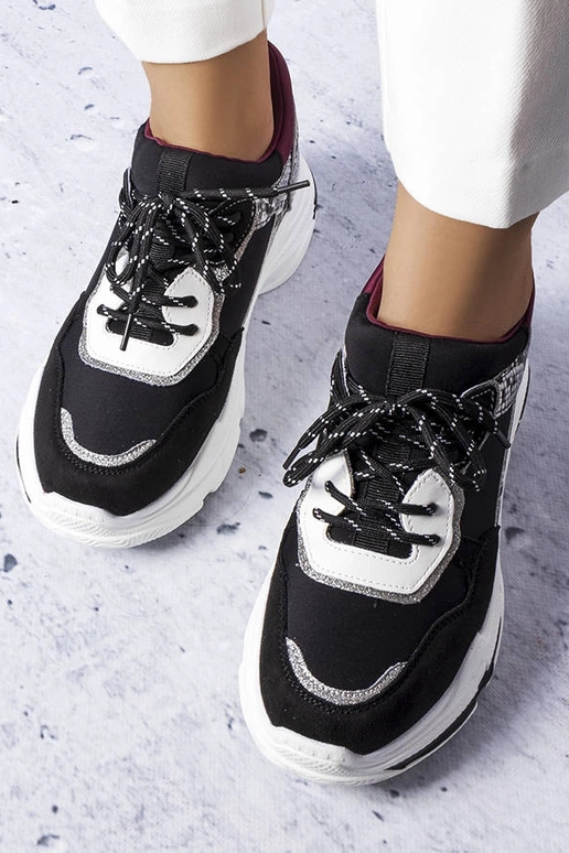 Sneakers nere decorate con inserti...