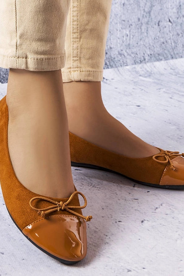 Ballerine con punta verniciata marrone Simard