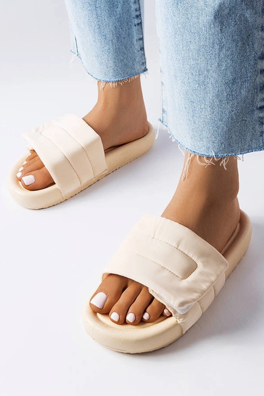 Infradito beige con chiusura a velcro...