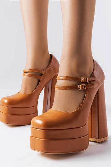 Décolleté con tacco alto...