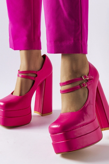 Décolleté con tacco alto... 2