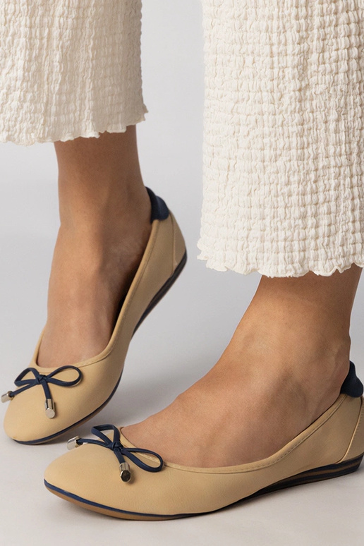 Scarpe beige decorate con fiocchetto,...