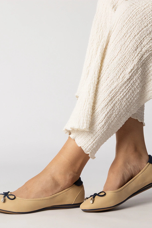 Scarpe beige decorate con fiocchetto,...