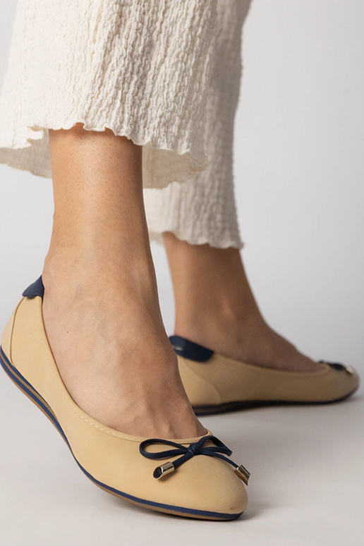 Scarpe beige decorate con fiocchetto,...