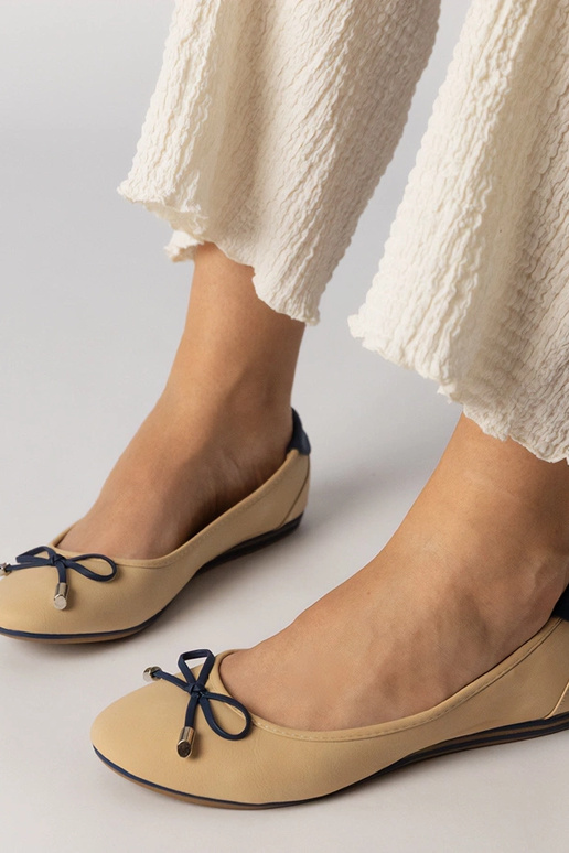 Scarpe beige decorate con fiocchetto,...