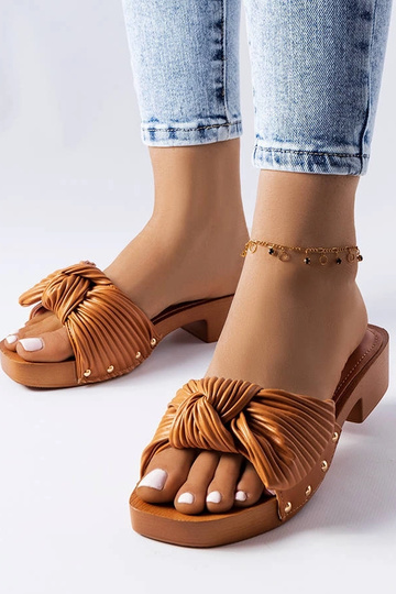 Mules marroni con tacco...