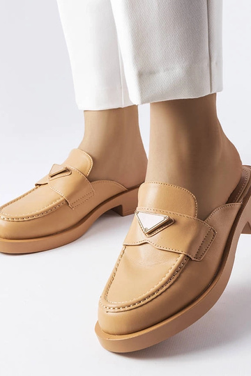 Sandali con punta chiusa...