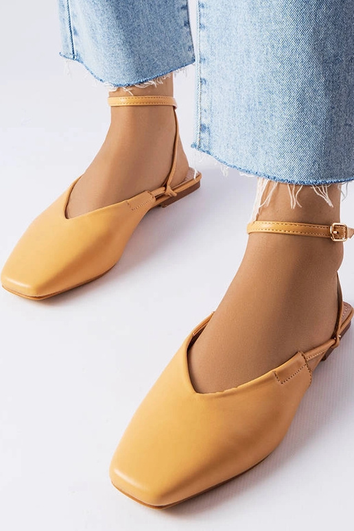 Sandali beige con punta chiusa Jehovah