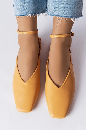 Sandali beige con punta chiusa Jehovah 2
