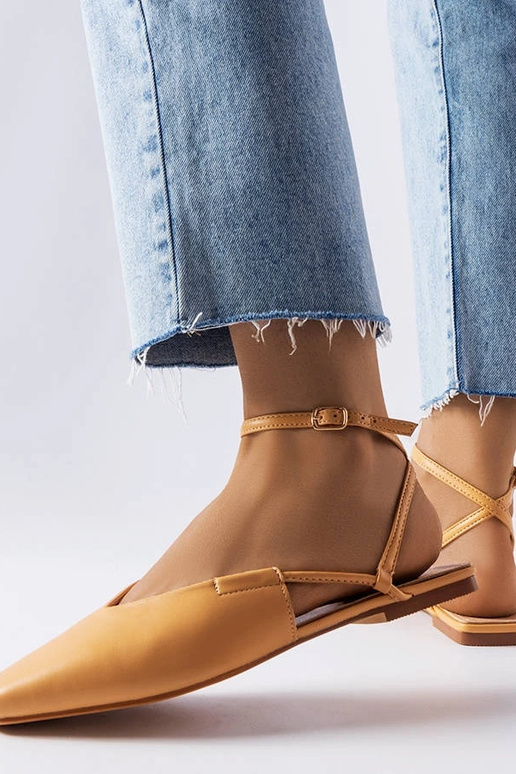 Sandali beige con punta chiusa Jehovah