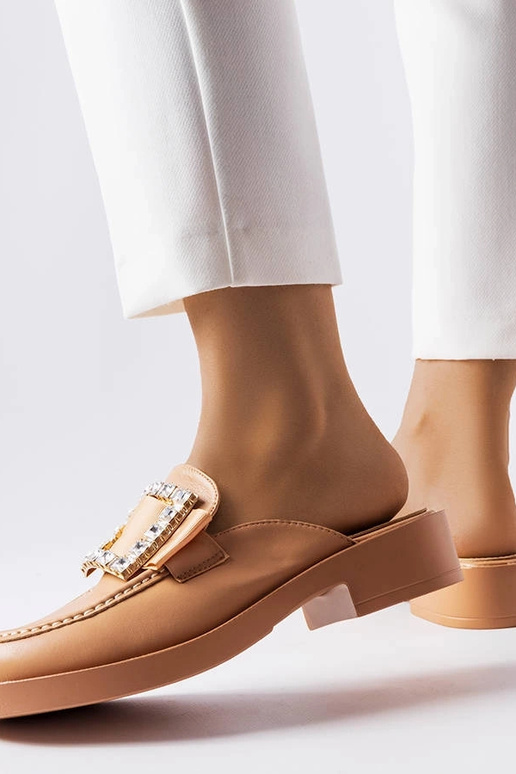 Infradito marroni con punta chiusa...