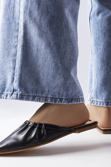 Mules nere con punta...