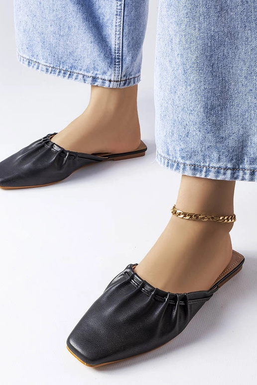 Mules nere con punta arricciata Aasiaat