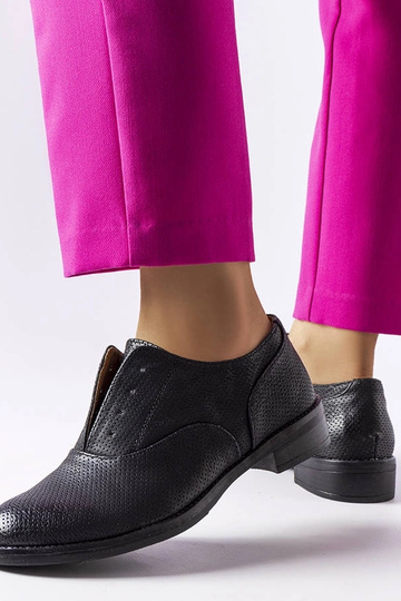 Scarpe nere traforate... 2