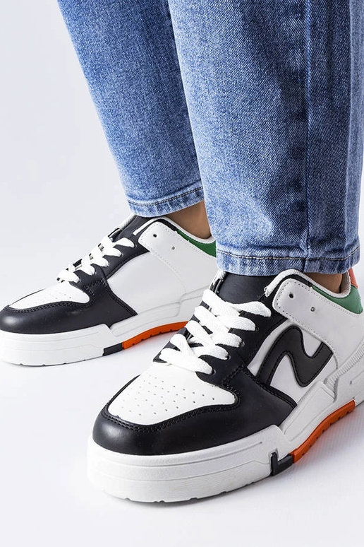 Scarpe nere e bianche con suola...