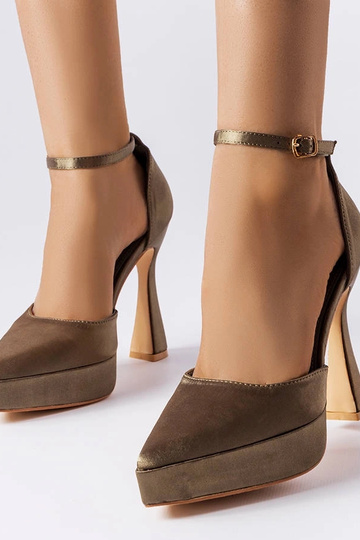 Décolleté con tacco alto...