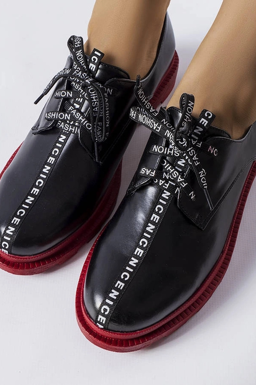 Stivaletti neri con suola a contrasto...