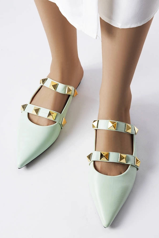 Infradito verdi con punta affilata...