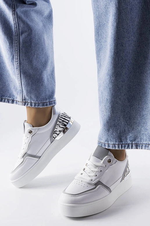 Sneakers bianche sulla piattaforma...