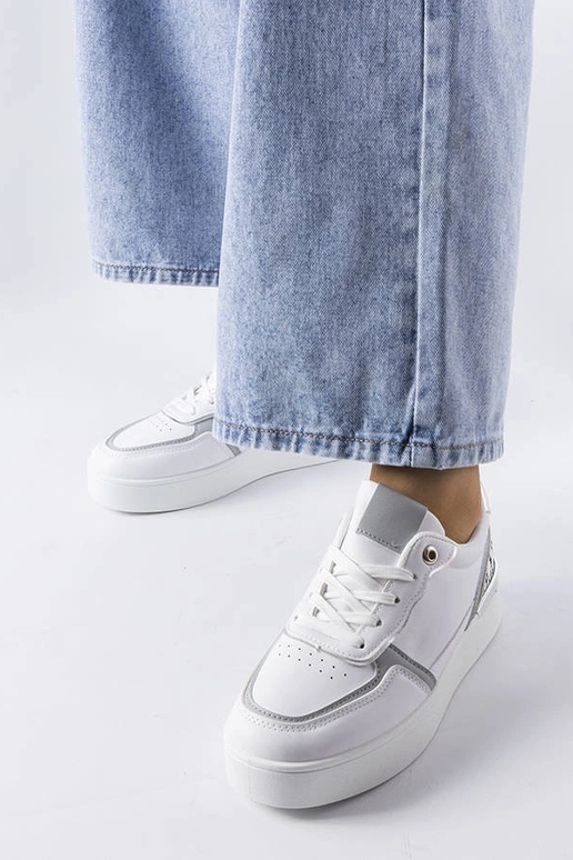 Sneakers bianche sulla piattaforma...