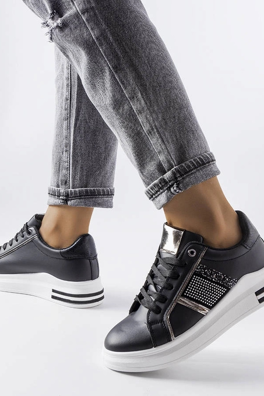 Sneakers nere decorate con zirconi...