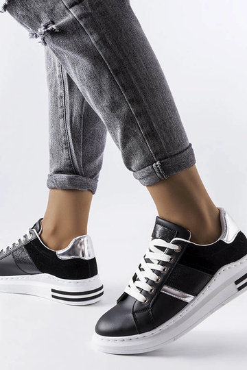 Sneakers nere con inserti...