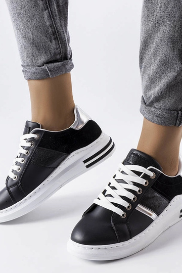 Sneakers nere con inserti... 2