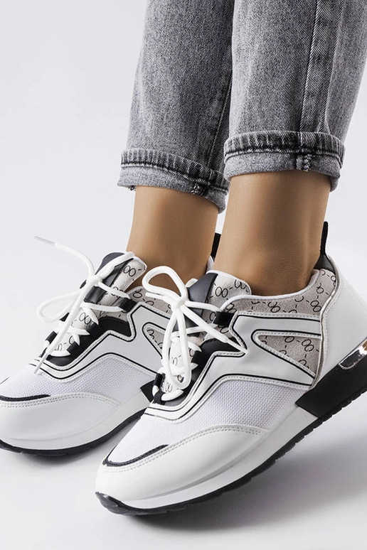 Sneakers bianche con elementi dorati...