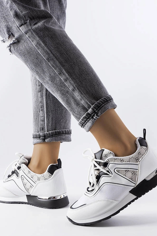 Sneakers bianche con elementi dorati...