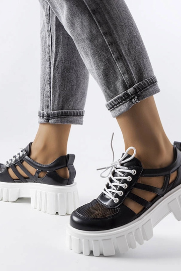 Pusbačiai neri su suola...