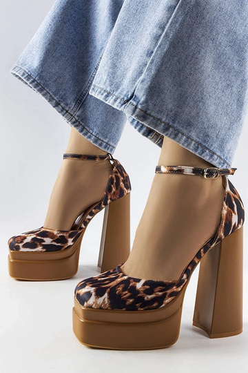 Décolleté con tacco alto...