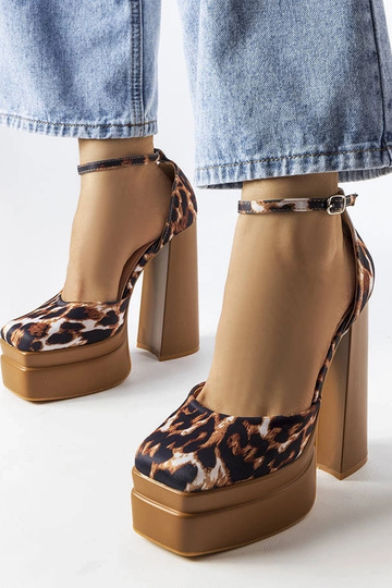 Décolleté con tacco alto... 2