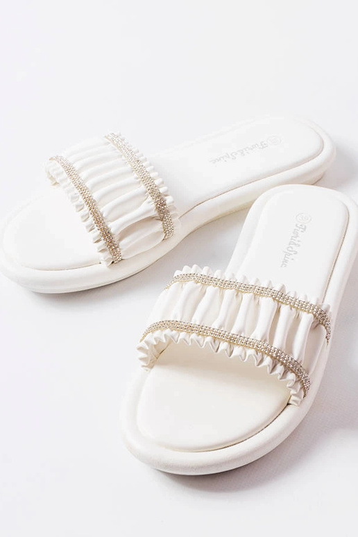 Mules bianche con volant e zirconi...