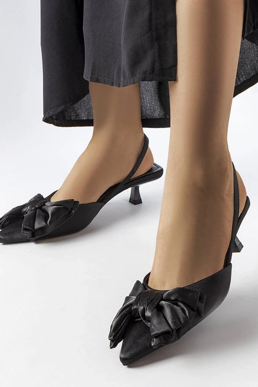 Tacchi alti neri con fiocco,...