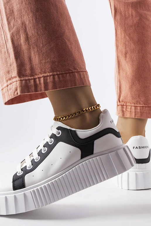 Sneakers bianche sulla piattaforma...