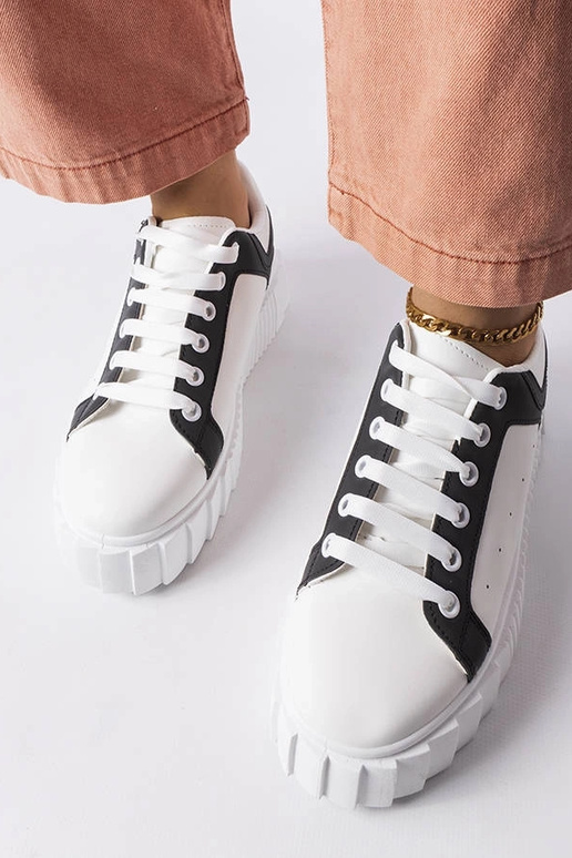 Sneakers bianche sulla piattaforma...