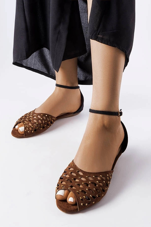 Sandali traforati marroni con zirconi...