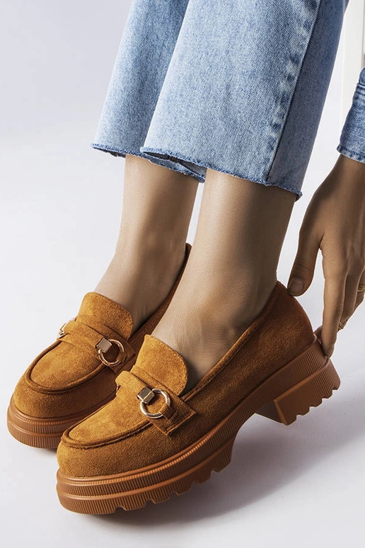 Mocassini marroni con suola massiccia...