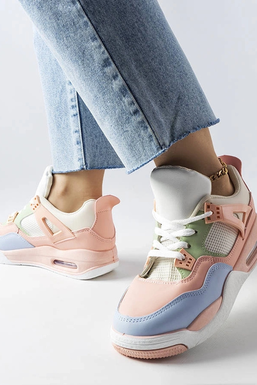 Sneakers rosa realizzate in materiali...