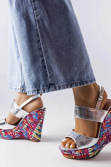 Sandali argentati con zeppe...