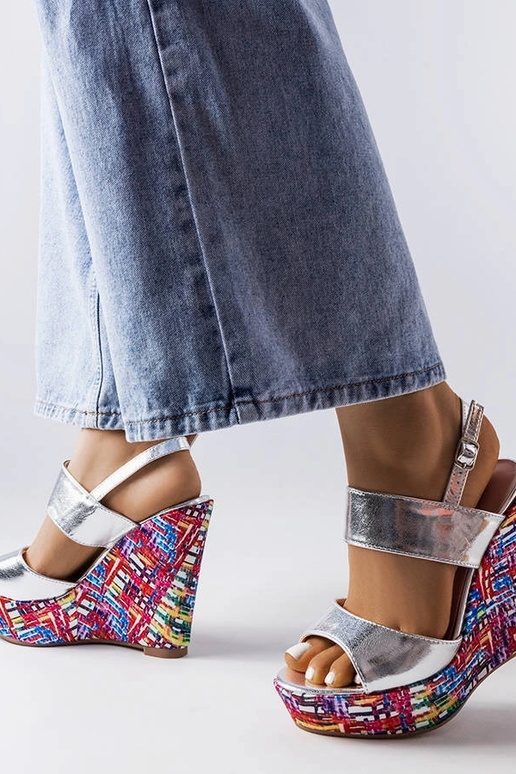 Sandali argentati con zeppe decorate...