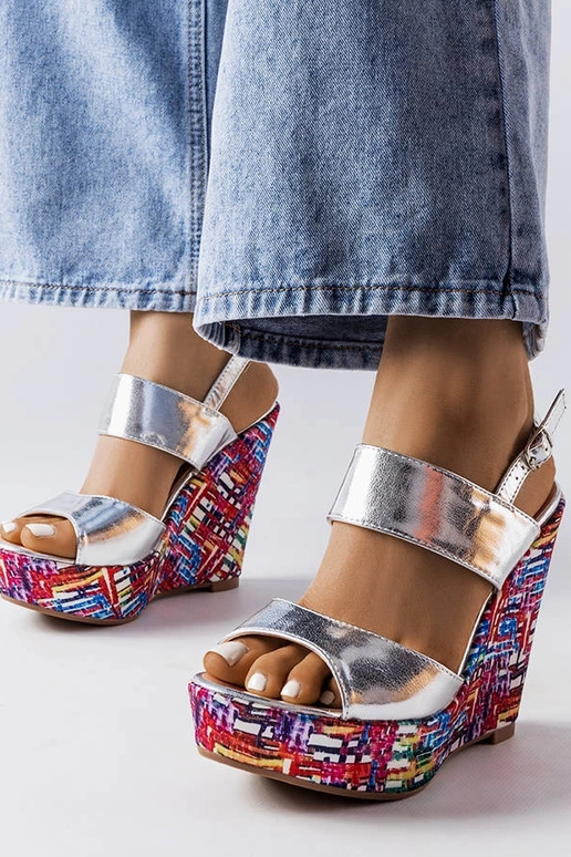 Sandali argentati con zeppe decorate...