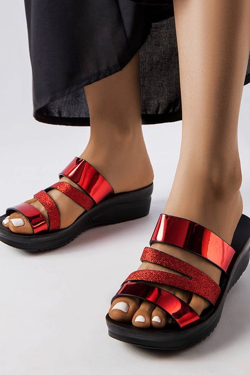 Le infradito rosse e lucide di Lola