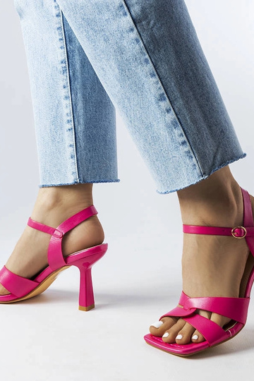 Sandali rosa con tacco alto...