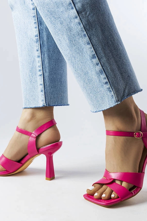 Sandali rosa con tacco alto e...