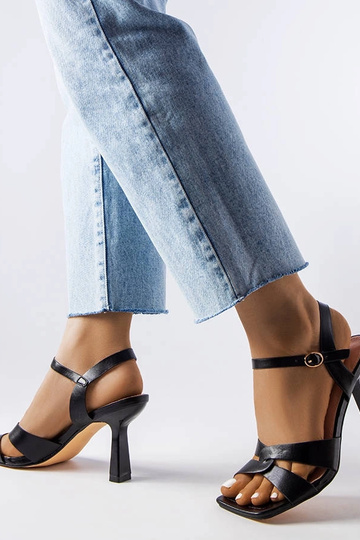 Sandali neri con tacco alto... 2