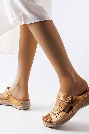 Infradito beige con zeppa bassa Jolanta 2